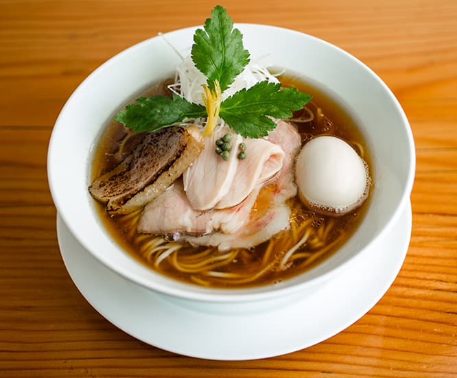 「LABO鶏そば（醤油）」1,200円。煮玉子は追加オーダーなどがなく、「LABO鶏そば」でしか味わえない。　phoro_Kayoko Aoki