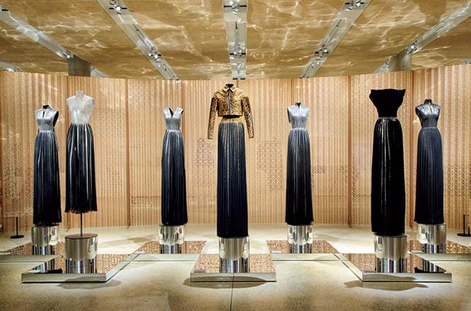アライア自ら企画を練った集大成の展示。ニューソンのスクリーンをバックにした溜息がもれるメイン展示。