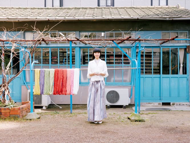 江戸時代の庶民に愛された郷土玩具「讃岐かがり手まり」を継承する保存会へ。古い幼稚園を利用した香川県高松の工房では、木綿糸を草木染めする工程から行う。かしゆか店主の手には、白い糸だけを使った美しい手まり。