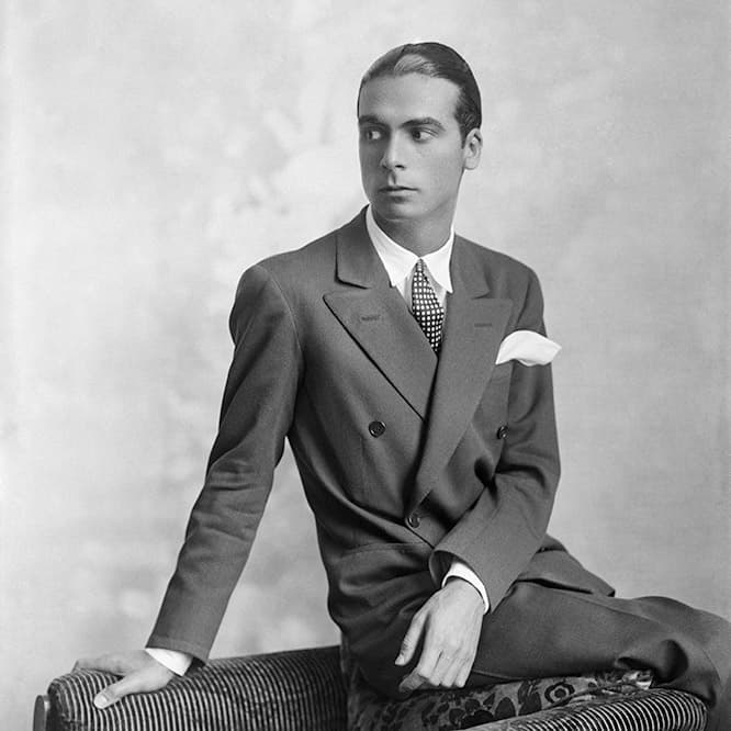 CRISTOBAL BALENCIAGA　現代のファッション界にも影響を与える伝説のクチュリエ。 クリストバル・バレンシアガ　1895年スペイン生まれ。12歳で洋裁師見習いとして働き始め、22歳でアトリエを開設。1937年、スペイン内戦の影響を受けパリに拠点を移す。68年、すべての店を閉めて引退。72年没。