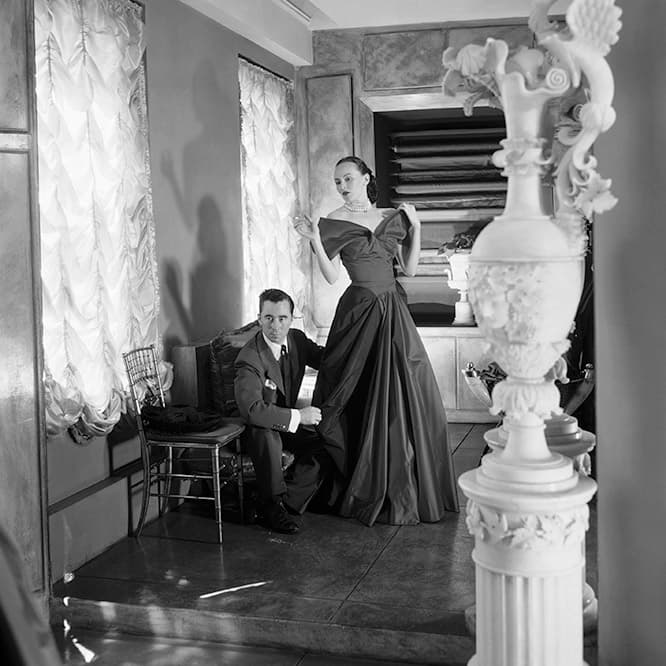 CHARLES JAMES　戦後のニューヨーク社交界を魅了した英国出身デザイナー。 チャールズ・ジェームス　イギリス軍人の父と富豪のアメリカ人の母のもと、1906年イギリスに生まれる。建築を学んだ後、ファッションの道へ。シカゴ、パリを経て、40年、NYにドレスハウスを開店。78年没。