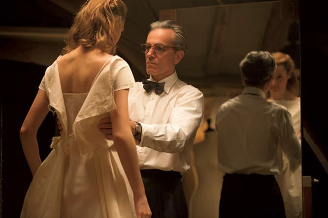 伝説のデザイナーがモデルの映画『ファントム・スレッド』。