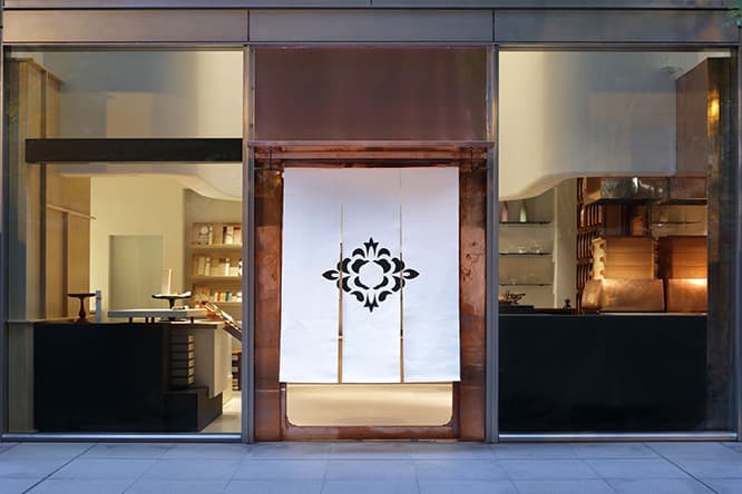 〈HIGASHIYA man 丸の内〉。林立するビル群の間にひっそりと佇む路面店。