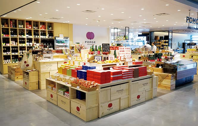 信州のフルーツを使った食品が購入できる〈ポムジェ〉。