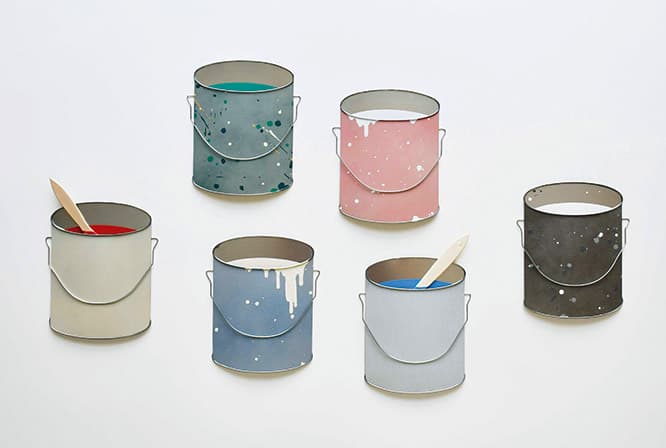 新作《PAINT CAN》の素材は、金属板とワイヤー、ペンキ、そして木片。それぞれのパーツが手仕事の跡を感じさせない緻密さで組み立てられている。