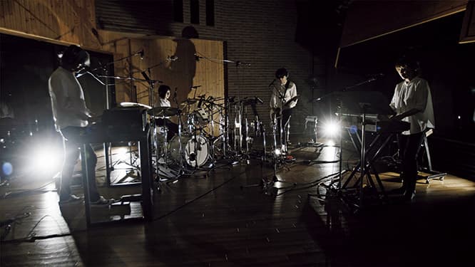 コーネリアスのスタジオライブ撮影の様子（撮影：稲垣哲朗）。