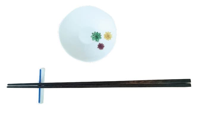 描かれているのは〈工房あめつち〉定番の《菊ちらし》。写真ではわからないが、裏には繊細な筆使いで「あめつち」の文字が。