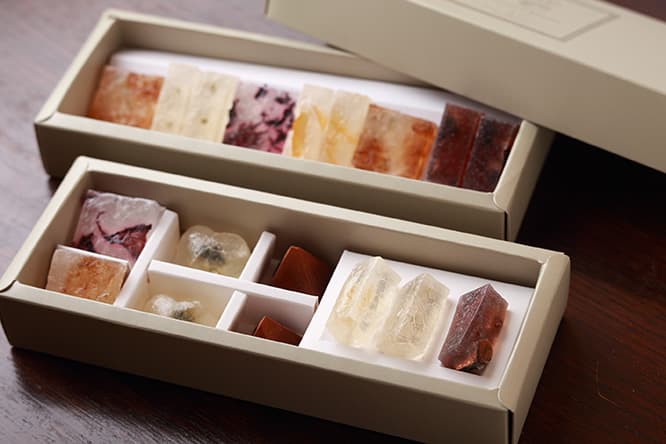 バルサミコ＆タイム、バジル＆オリーブ、ピラミッドや実山椒、柚子などの砂糖菓子の詰め合わせも販売。1450円～。