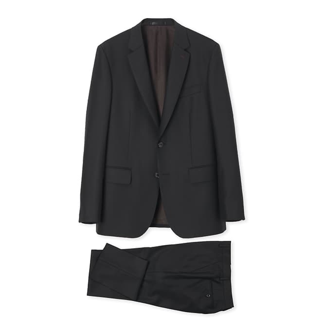 ポール・スミスのトラベルスーツ「A Suit To Travel In」シングル2Bスーツ、97,200円（税込）。ジャケットの内側には映画に登場するカラフルなエイリアンのキャラクターのライニング、カフ部分には『メン・イン・ブラック：インターナショナル』の丸いロゴをほどこしたボタンがあしらわれている。