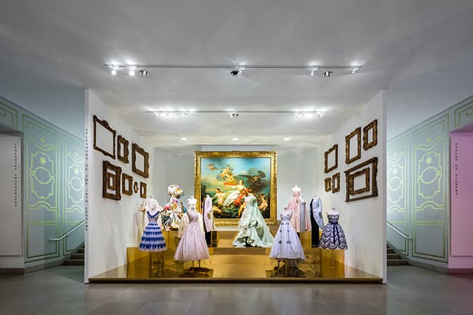 ディオールのクリエイションと、美術品が呼応しあう。