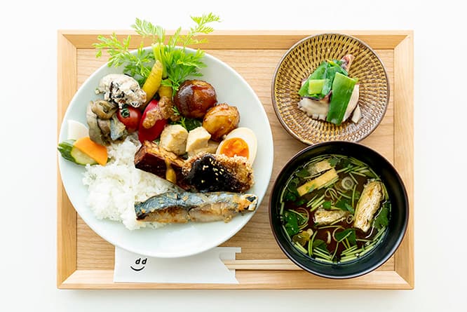 ランチビュッフェ平日2,000円、土・日・祝2,500円。コーヒーまたは紅茶つき。6月に登場する八丁味噌ダレの味噌かつ、京都の西京焼き、福島の味噌かんぷらなど。メニューは日々変動します。※小学生未満0円。小学生1,000円。