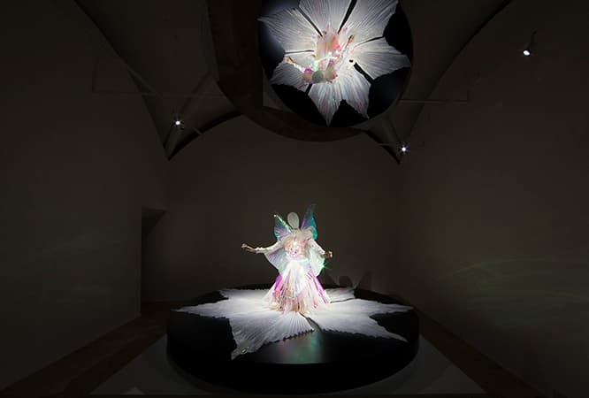 幻想的なドレスはまさに芸術品。