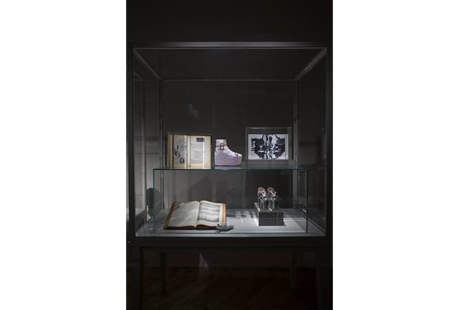 インスピレーション源となった貴重な書籍や、着用した靴なども展示する。
