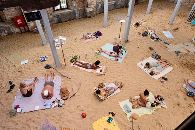 国別パビリオン部門で金獅子賞を受賞したリトアニア館『Sun &amp; Sea (Marina)』展の展示風景。　Pavilion of LITHUANIA, Sun &amp; Sea (Marina)　Photo by Andrea Avezzù  Courtesy: La Biennale di Venezia