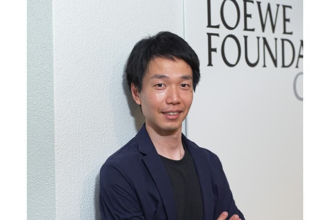 京都にアトリエを持つ石塚源太。「伝統的な素材がもつ “新しい表現の可能性” をどうやって引き出すか。それを探るのが面白いんです」