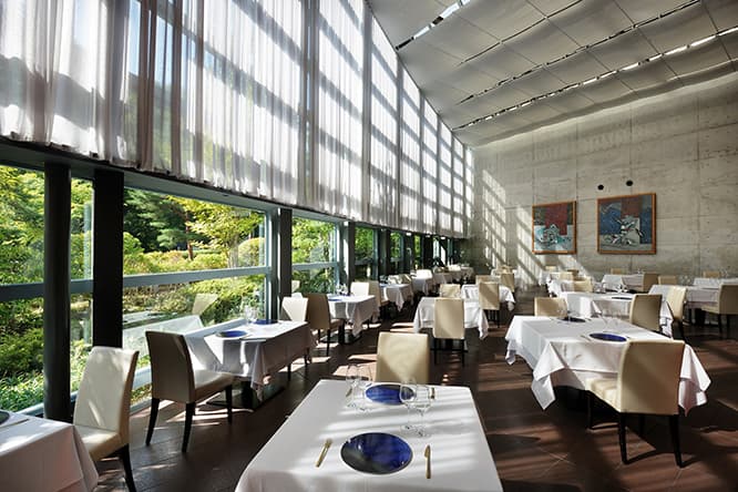 高い天井が心地いいメインダイニング〈OTTO SETTE〉。