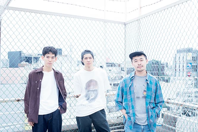 左から／市川仁也（B）、川上輝（Dr）、櫻木大悟（G, Vo, Syn）。「最近は、喉に気を使って”スロートコート”という紅茶を飲んでいます」（櫻木）