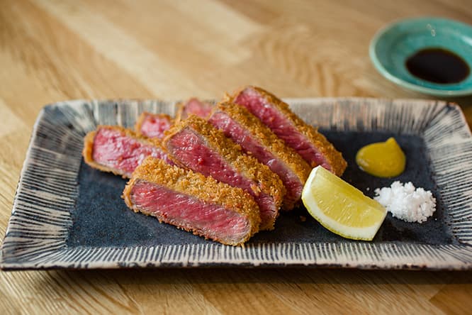 旨みの濃い赤身が魅力の「蔵王牛ビフカツ」2,600円（以下、税込）。ソース、または沖縄産の雪塩を添えて。