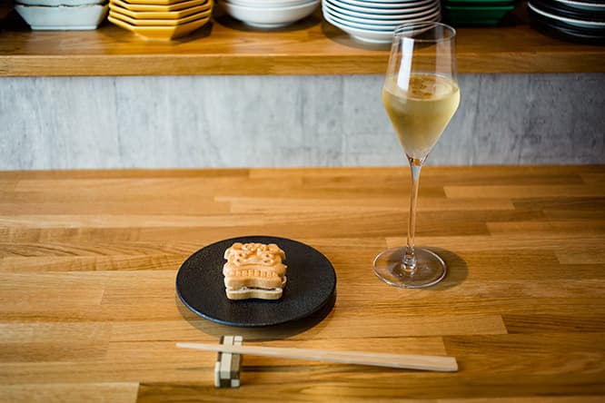 「フォアグラ最中」にマッチするちょっと重めのシャンパーニュ「ロンバール ブリュット レフェナンス」グラス1,200円、ボトル7,800円。シャルドネ、ピノ・ノワール、ピノムニエのブレンド。