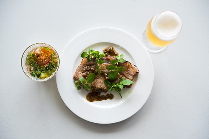 〈ジャン・ジョルジュ東京〉の米澤シェフが提案する、越後妻有の郷土料理や地元食材からインスピレーションを受けたというランチメニュー。オフィシャルツアー「カモシカぴょんぴょんコース」に参加すると食べられる。このほかに、野菜料理とごはん、〈八海山〉の甘酒などが付く。ビールはお好みで追加注文を！