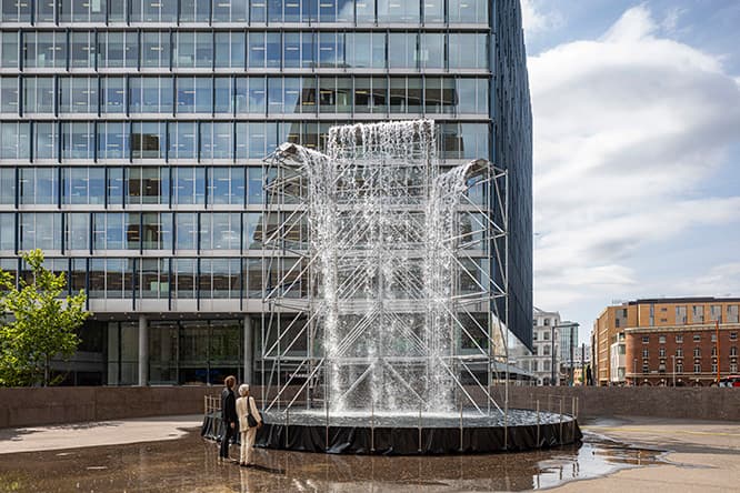 〈テートモダン〉新館前に登場した《Waterfall 2019》。
