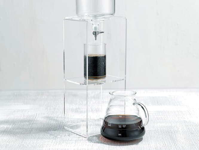 水タンク、サーバーはすべて耐熱ガラス（スタンド部分のみアクリル）。まるで実験器具のような、クールな佇まいが印象的。