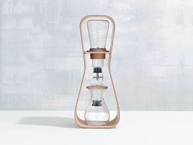 iwaki《SNOWTOPウォータードリップコーヒーサーバー（Uhuru）K8635-M》 W130 × D190 × H475mm。50,000円。出来上がり容量は約440ml。抽出時間は約1.5〜3時間。TEL 03 5627 3870。