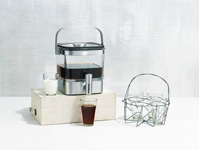 KitchenAid《コールドブリューコーヒーメーカー KCM4212SX》 W175mm × D203mm × H178mm。21,880円。出来上がり容量は約840ml（コーヒーの場合）、960〜1020ml（紅茶、緑茶などの場合）。抽出時間はコーヒーが約12〜24時間、茶葉は4〜12時間（緑茶・白茶が4〜6時間／黒茶・烏龍茶が8〜12時間）。TEL 06 6233 3066。