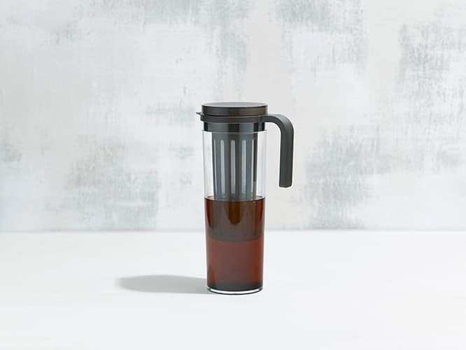 KINTO《PLUG アイスコーヒージャグ》は目の細かいフィルターがセットされているため、細かなコーヒー粉もキレイに濾すことができる。抽出時間は約8時間。気密性が高く、横置きも可能なデザインだ。
