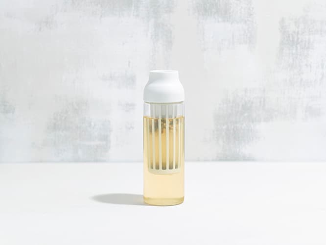 KINTO《CAPSULE コールドブリューカラフェ》は、傾けると自然に蓋が開き、垂直に戻すと自然に閉まるユニークな構造が特徴。360度どの方向でも蓋が開くので、持つ向きを変える必要がなく、冷蔵庫から取り出してグラスに注ぐまでの動作を片手でスムーズに行える。抽出時間は約8時間。