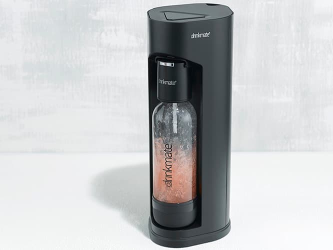 drinkmate《マグナムグランド スターターセット マットブラック DRM1006》炭酸ガスシリンダー1本付き。W135mm × D236mm × H429mm。19,880円。シリンダー1本につき最大142Lの炭酸水が作れる。電源もいらないので、設置場所はどこでもOK。TEL 06 6233 3066。