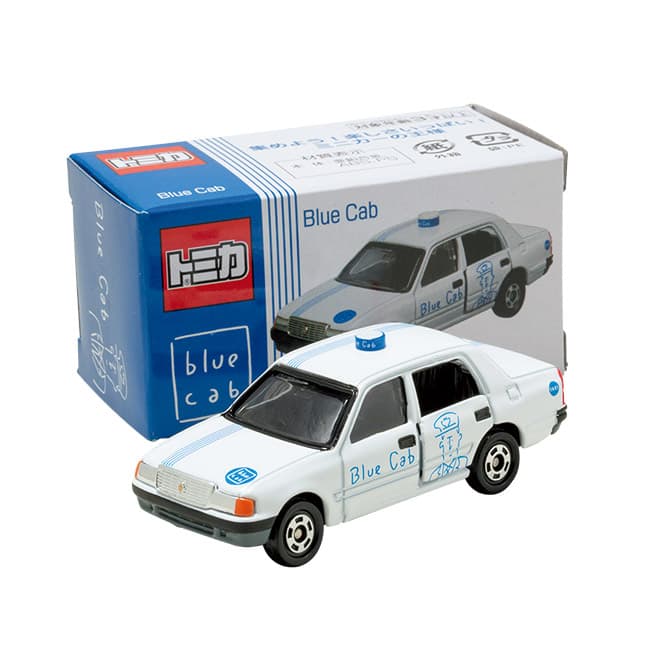 タカラトミーとコラボしたトミカの〈Blue Cab〉モデル900円。トヨタ《コンフォート》に長場さんの絵が描かれる。