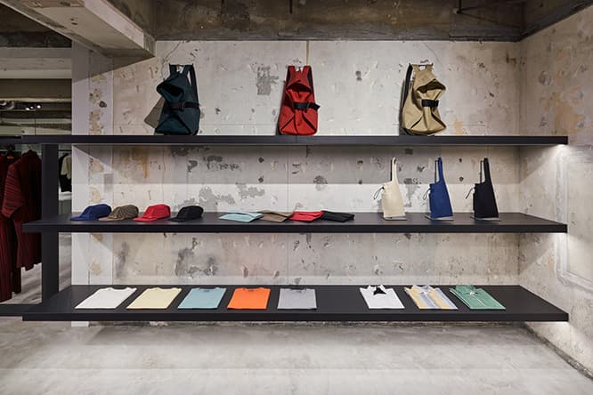 吉岡徳仁が「工場」を店に持ってきた！〈HOMME PLISSÉ ISSEY MIYAKE〉青山旗艦店。