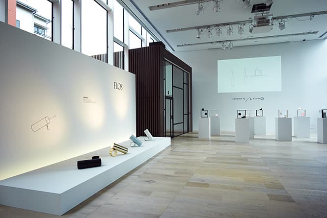 展覧会風景。大きな窓から光がそそぐ開放的な空間のなかに、新作がずらりと並んでいる。