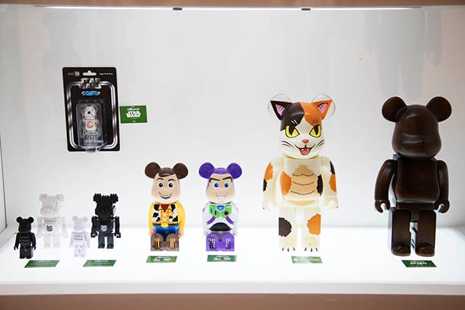 メディコム・トイ〉の展示会で猫村さんフィギュアを発見！ | カーサ 