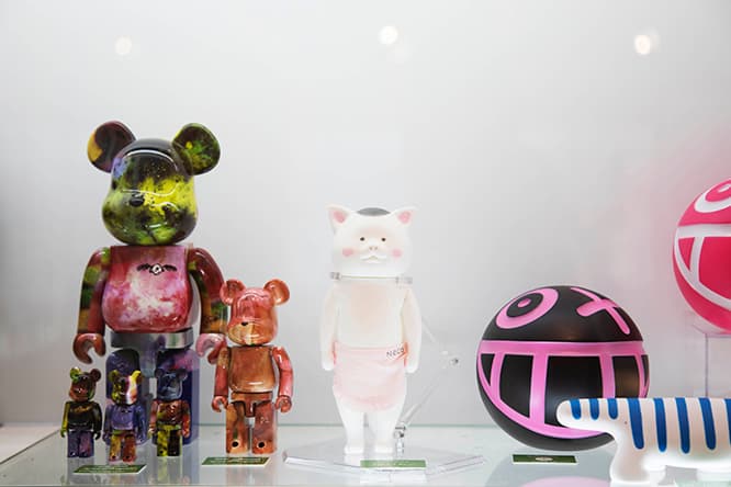 〈メディコム・トイ〉の展示会で猫村さんフィギュアを発見！