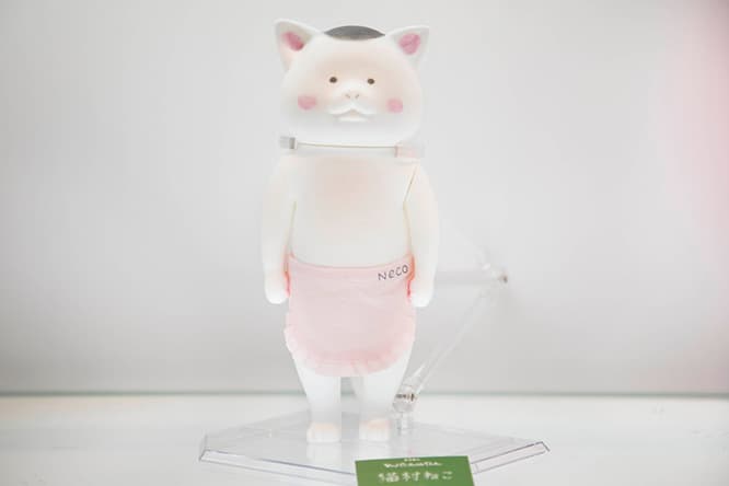 スタンドで首を支えられた猫村さんは、会場でも注目の的。