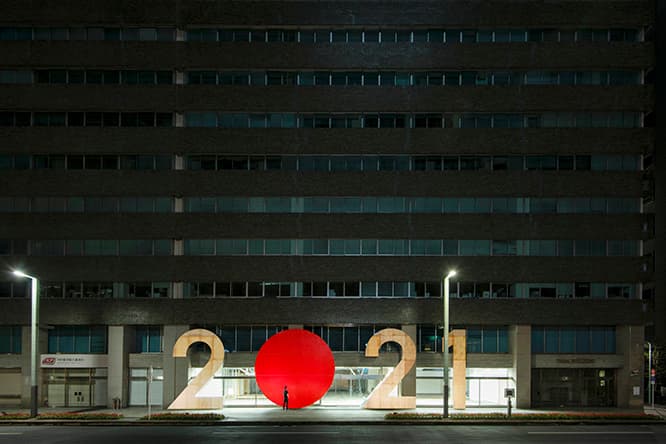 2019年、今回のアートイベントの会場となるTODA BUILDINGのファサードに設置された、プロジェクトを象徴するオブジェ。