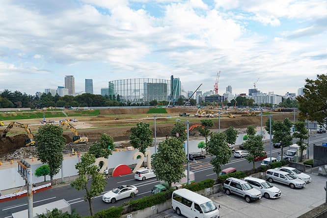 2016年、新国立競技場建設予定地の前に木製の「2・0・2・1」のオブジェを設置し、ひとつの景色として収めることでこのプロジェクトは始まった。 藤元明「2021 #New National Studium Japan」（2016/ 東京）