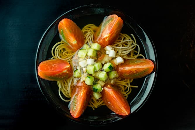 夏季限定「トマトと野菜のジュレの冷かけそば」1,800円（以下、税別）。キュウリ、長芋、ミョウガ、冷かけのジュレをトッピング。清涼感を感じる味わいと食感。