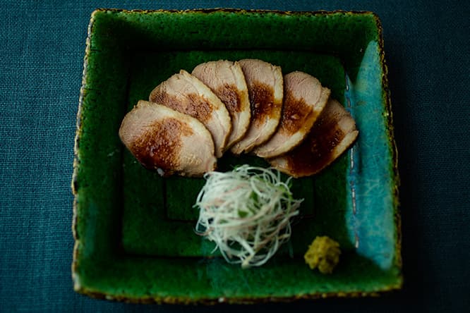 「トリュフの香り、京鴨ロース肉としらがネギ」1,600円。クセのない京鴨を使うという素材選びにも料理長のセンスが表れる。後味がさっぱりしているため、この後にそばを食べても、その風味を損なわない。
