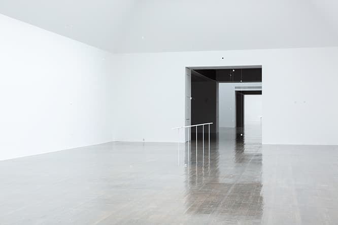 １室の最初には小さなガラスのビーズが浮いている作品《母型》が。「ものが現れる瞬間に気づくことを大切に思っています」（内藤）。