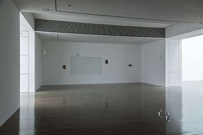 天窓のない2室は6室とつながっていて、互いに見ることができる。白いフレームに収められたガラスは窓のイメージでもある。