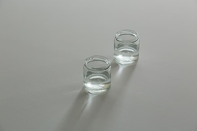 半分より少し多い水が入った瓶が2つ並んでいる。「相手に近づいて自分の水を注ごうとしている。注ぐと自分は空っぽになってしまうけれど、それでもいいと思って注ごうとしている」（内藤）