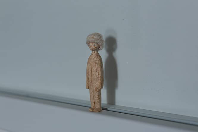 7室の展示。一つだけ帽子をかぶった《ひと》は明るい8室に眼差しを向けている。
