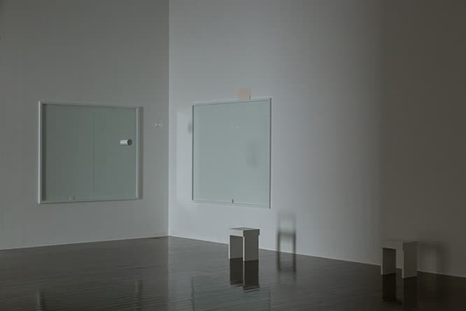 隣の8室から光が入る7室は時間が経つにつれて様相を変える。この展示室で観客が持ち帰ることができる直径78ミリの丸い紙片は、誕生の時に与えられる赤ん坊が立つことができる最小の面積を表したもの。