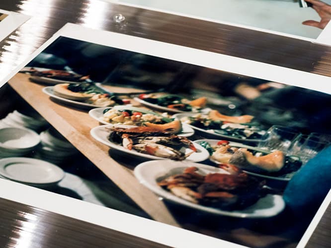 〈FOOD〉関連の展示スペースには、南米を旅行した際に撮影した市場や食材の写真、〈FOOD〉の記録写真などが展示されている。