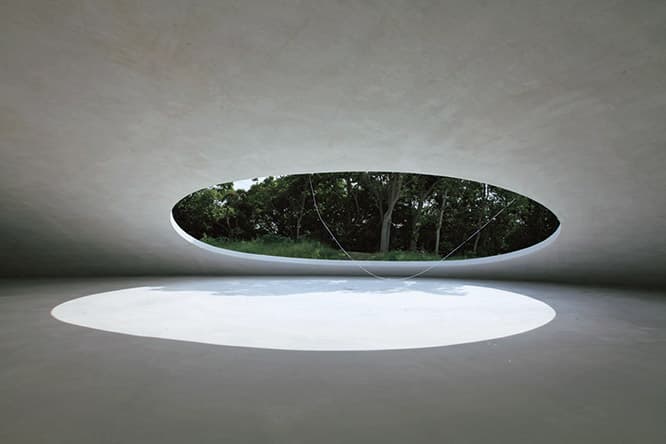 《母型》2010年 豊島美術館、豊島、香川。建築は西沢立衛の設計。撮影：森川昇