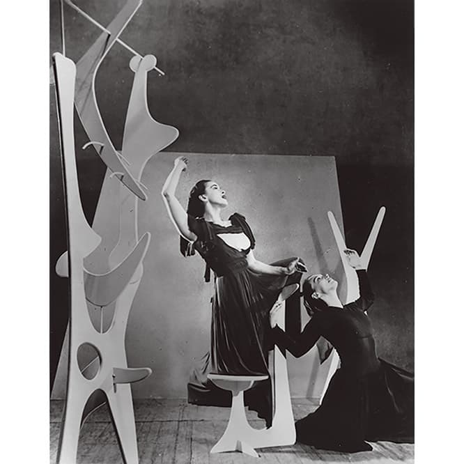 イサム・ノグチ《マーサ・グラハムの舞台「ヘロディアド」のための舞台装置》©The Isamu Noguchi Foundation and Garden Museum, New York / Artist Rights Society［ARS］ - JASPAR. Photo by Arnold Eagle.　