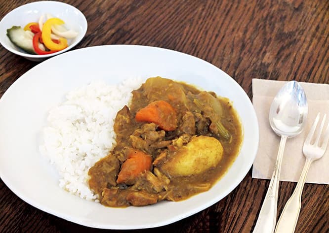 カフェアリエ　チキンとごろごろ野菜のカレー800円。